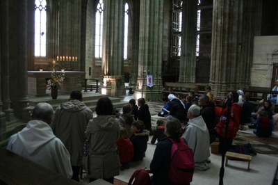 17. Devant le Saint Sacrement
